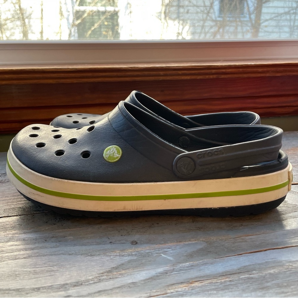Crocs in navy blue with green | size W6/M8